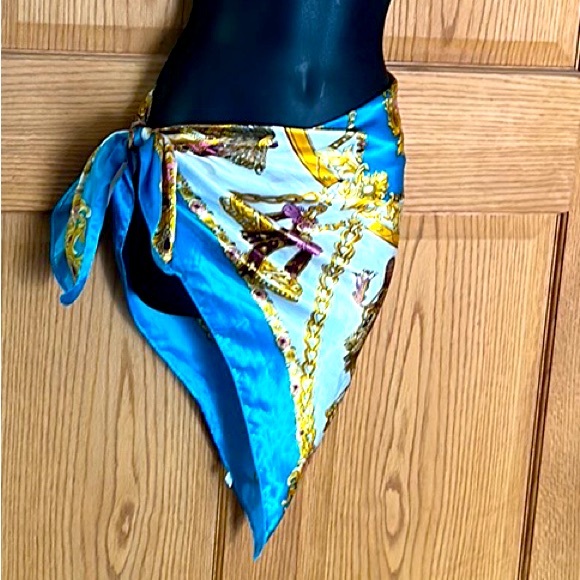 34” x 35” polyester Zhen Qing scarf. - Picture 4 of 7